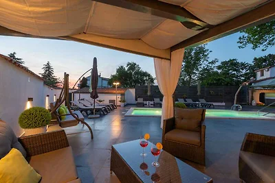 Ferienhaus mit grossem Garten und Pool