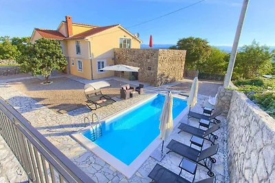 Villa mit Pool für 6 Personen