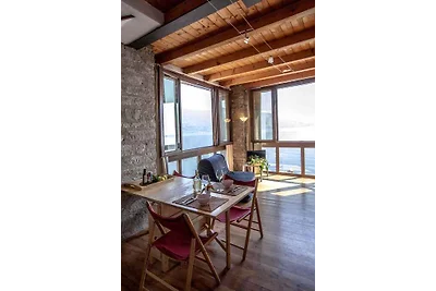 Studio rustikal eingerichtet, mit Blick auf S