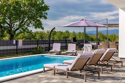 Villa mit Aussenpool und Whirlpool