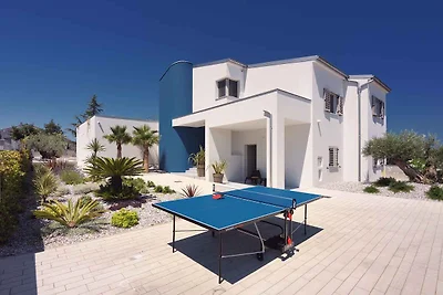 Villa mit Swimmingpool und Meerblick