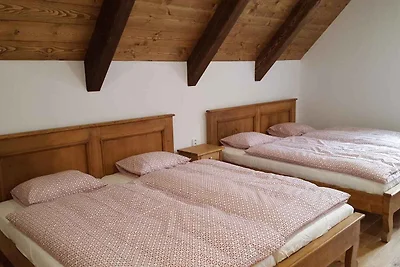 Ferienhaus mit stilvollen Holzmöbeln