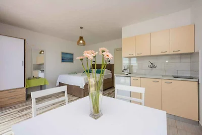 Studio mit Balkon und Klimaanlage