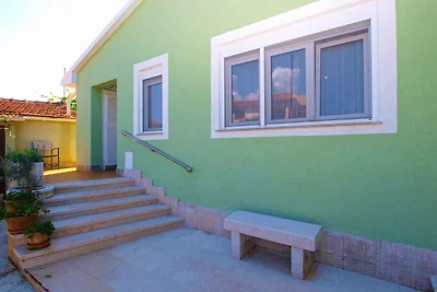 Ferienhaus mit Pool und Grill