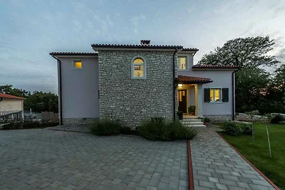 Villa mit Pool und Klimaanlage