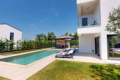 Villa mit Pool und Garten