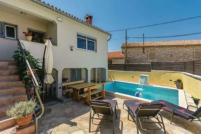 Ferienhaus mit Pool und umzäuntem Garten