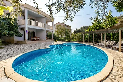 Gemütliches Ferienhaus Lucija in idyllischem