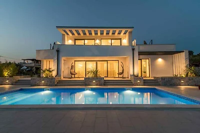 Villa mit Pool und Klimaanlage