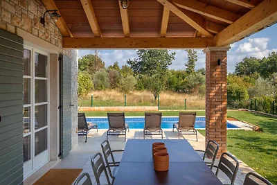 Villa mit Pool und Garten