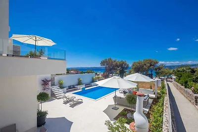 Villa mit Meerblick und Pool