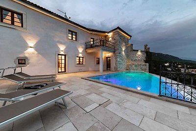 Villa modern eingerichtet mit schöner Aussich