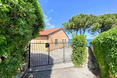 Villa an der Küste direkt am Strand gelegen m