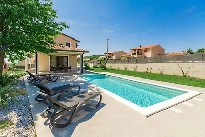 Ferienhaus mit Pool und schöner überdachter