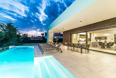 Villa mit Pool und Garten