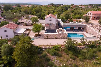 Villa mit Pool und Klimaanlage