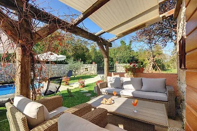 Villa mit Swimmingpool und Kinderspielplatz