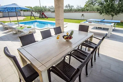 Villa mit Swimmingpool, Tischtennis und