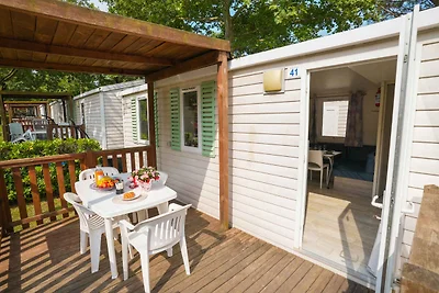 Mobilehome mit Klimaanlage und halb überdacht