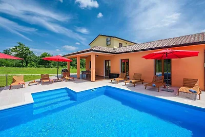 Ferienhaus mit Pool in ruhiger Lage