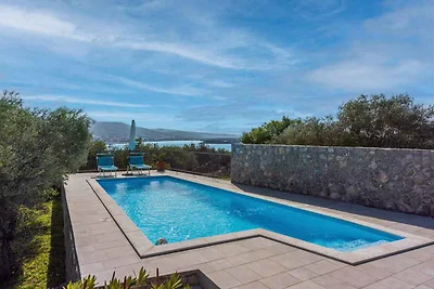 Ferienhaus mit Pool und Grill