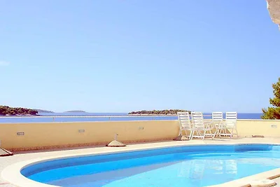 Ferienwohnung mit Pool und Balkon