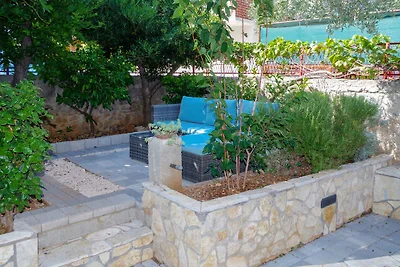 Charmante Villa Drago mit Gartenblick in Rogo