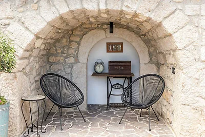 Villa mit Swimmingpool und Gartenküche mit