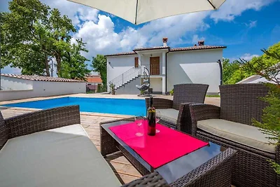 Villa mit Swimmingpool und Gartenküche