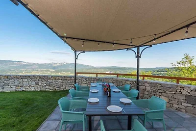 Villa mit Dachpool, Sauna und Garten in idyll