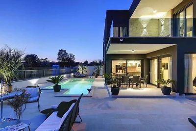 Villa mit beheiztem Pool, Jacuzzi und Sauna