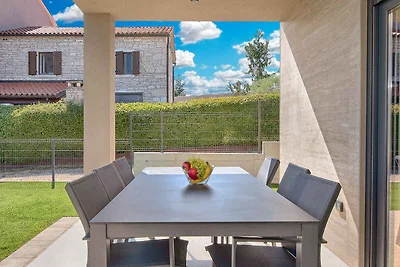 Ferienhaus mit Pool und schönem Garten