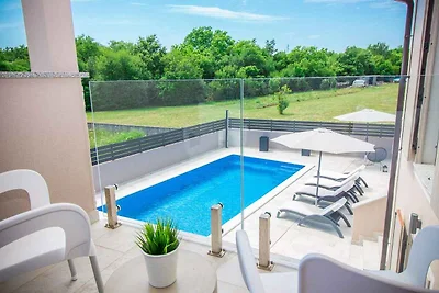 Villa mit Pool und Klimaanlage