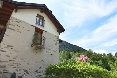 Ferienhaus In ruhiger Lage in den Bergen am R