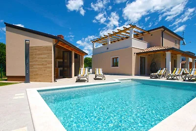 Villa mit Pool und Klimaanlage