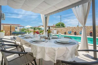 Villa mit Swimmingpool und Freizeitangeboten