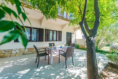 Ferienhaus mit Garten und Klimaanlage