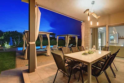 Villa mit Pool und Grill
