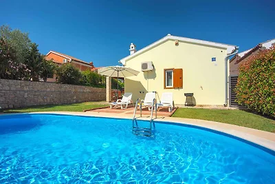 Villa mit Pool in Strandnähe