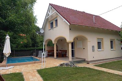 Ferienhaus mit Pool und Gartendusche