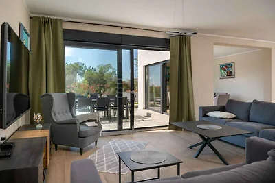 Luxusvilla mit Pool und Strandnähe im ruhigen