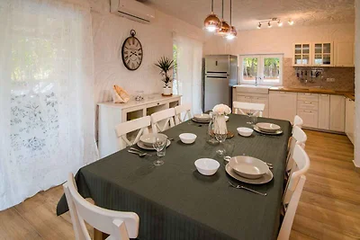 Ferienhaus mit Pool und Billiard