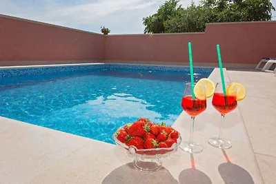 Ferienhaus Mit Pool und Wellnessbereich