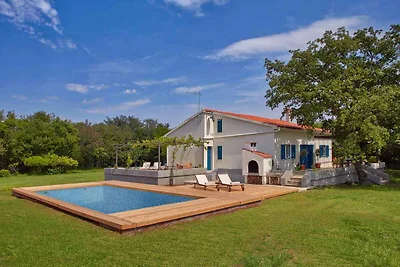Villa mit Pool und Klimaanlage
