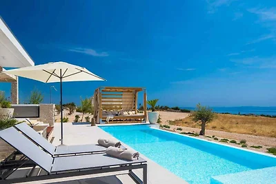 Villa mit Swimmingpool und Meerblick