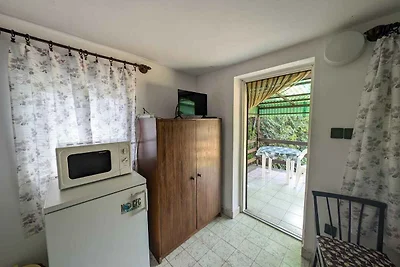 Ferienhaus mit Gartenmöbeln in der Nähe vom