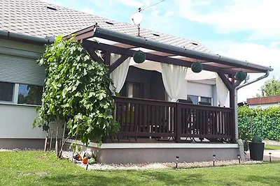 Ferienhaus mit Spielzeug im Garten