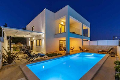 Villa mit modernen Pool
