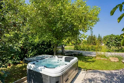 Ferienhaus mit Whirlpool und eingezäuntem