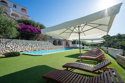 Ferienwohnung mit Pool und Meerausblick